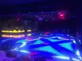 Nowoczesna dyskoteka w Hotelu Gołębiewski Białystok z podświetlaną podłogą i barem.