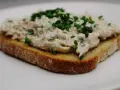 Chrupiąca kromka chleba z obficie nałożoną pastą z tuńczyka, posypana świeżym szczypiorkiem. Idealna na szybką przekąskę.