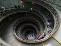 Schody Muzeów Watykańskich, spiralne i bogato zdobione, zachwycają turystów. Czy warto je zobaczyć? Zdecydowanie tak!