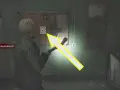James szuka wskazówek w Silent Hill 2 poradnik. Na tablicy ogłoszeń widać dokumenty i zdjęcia.
