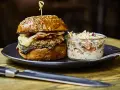 Idealny burger: Jak złożyć hamburgera, by się nie rozpadał?