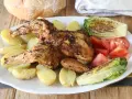 Pollo a la brasa jugoso y dorado, acompañado de papas amarillas, tomates frescos y lechuga a la parrilla. Un festín para los sentidos.