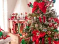 Albero di Natale addobbato con elfi e calze appese al camino. È il momento perfetto per pensare a quando fare albero di Natale!