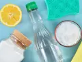 Składniki do domowego płynu do sprzątania: cytryna, ocet, soda oczyszczona, gąbka i ściereczka.