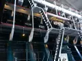 Ogromna, wielocylindrowa jednostka napędowa, prawdopodobnie największy silnik na świecie, z metalowymi schodami i platformami dla obsługi.