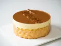 Pyszne tiramisu czekoladowe, udekorowane kakao i kremem. Idealne na deser.