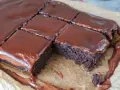 Saftige, vegane Brownies mit glänzendem Schokoladenguss, in Quadrate geschnitten. Ein Genuss für alle Schokoladenfans!