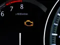 Pomarańczowa kontrolka silnika na desce rozdzielczej. Zastanawiasz się, jak skasować błąd check engine bez komputera?