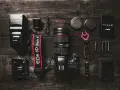 Zestaw do fotografii: aparat Canon EOS 6D Mark II, obiektyw, lampa błyskowa, baterie i akcesoria. Idealny zestaw, jeśli zastanawiasz się, jaki aparat na początek.