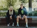 Nosowska i Błażej Król, jakby z innego wymiaru, siedzą na ławce. Ich wspólny projekt "Neodym" nabiera kształtów.