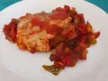 Un bonito filete de pescado cubierto con un sabroso pisto de verduras.