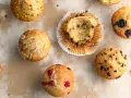 Verschiedene Muffins, perfekt für die Backzeit: Schoko, Blaubeer, Himbeer und Mandel. Ein Genuss für jeden Gaumen!