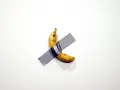 Une banane scotchée sur un mur blanc, une œuvre d'art conceptuelle qui fait réfléchir.