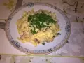 Pyszne fettuccine z boczkiem i pieczarkami, polane kremowym sosem. Idealna odpowiedź na pytanie: jaka śmietana do carbonary?