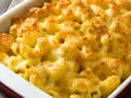 Macarrones con queso recién horneados, burbujeantes y dorados, listos para servir.