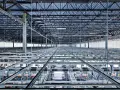 Ogromna serwerownia Google, pełna rzędów serwerów i kabli, tworzy futurystyczny krajobraz danych.