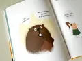 Ilustracja z książki: bóbr przeprasza, że przeszkadza w przytulaniu w nocy. Dziewczynka mówi "Do widzenia, bobrze!!".