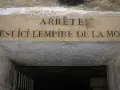 Kamienne wejście do katakumb z napisem "ARRETE! C'EST ICI L'EMPIRE DE LA MORT". Miejsce to, choć nie w Polsce, budzi grozę jak nawiedzone miejsca w Polsce.
