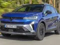 Niebieski Renault Captur w ruchu. Sprawdź aktualną renault captur cena i dowiedz się więcej o tym stylowym SUV-ie.