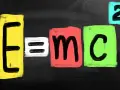 E=mc² – słynne równanie Einsteina, które pokazuje, że masa jest formą energii.
