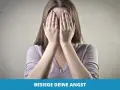 Frau verdeckt Gesicht mit Händen, ein Symbol für Angst. Starke Affirmationen gegen Angst helfen, diese zu überwinden.