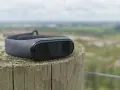 Czarny Mi Band 4 na drewnianym słupku, idealny do śledzenia aktywności. To najlepsza aplikacja do Mi Band 4 dla aktywnych osób.