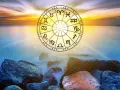 Koło zodiaku nad spokojnym morzem o zachodzie słońca. 1222 znaczenie symboli astrologicznych.