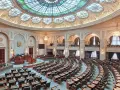 Wnętrze sali plenarnej, gdzie odbywają się obrady bukareszt parlament. Wspaniała, zdobiona kopuła i rzędy pustych miejsc czekają na posłów.