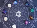Kolorowe kostki z symbolami zodiaku i liczbami, leżące na tle z kołem horoskopowym. Każda liczba w numerologii ma swoje znaczenie.