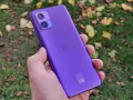 Fioletowy Motorola Edge 30 Neo Play w dłoni, na tle jesiennych liści. Idealny do uchwycenia każdej chwili.
