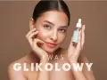 Kobieta z serum z kwasem glikolowym, które działa na poprawę wyglądu skóry.