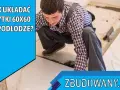 Fachowiec układa płytki podłogowe 60x60, pokazując różne wzory układania. Zbudowany.pl.