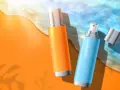 Due flaconi spray, uno arancione e uno azzurro, sulla sabbia dorata con onde marine. Protezione solare con butyl methoxydibenzoylmethane.