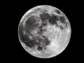 La luna piena, con i suoi crateri e mari, brilla nel buio. Un momento magico quando si fa la luna.