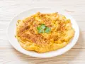 Frittata dorata e soffice, preparata in friggitrice ad aria, guarnita con prezzemolo fresco.