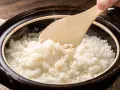 Arroz blanco recién cocido, humeante y esponjoso, listo para servir. Explora los diferentes tipos de arroz y sus texturas.
