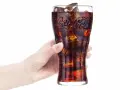 Hand hält Glas mit eiskalter Cola. Frage: Ist Cola in der Schwangerschaft erlaubt?