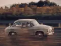 Klasyczny Syrena 105 na drodze, uchwycony w dynamicznym ujęciu panning shot.