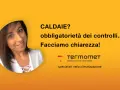 Donna sorridente parla di caldaie e controlli obbligatori. Prima accensione caldaia e climatizzazione con Termomet.