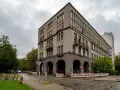 Stary budynek w Bytomiu, może kiedyś znajdą się tu mieszkania za darmo. Obok rząd żółtych rowerów.