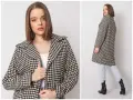 Kobieta w płaszczu w pepitkę. Czy pepitka pogrubia? Ten klasyczny wzór dodaje elegancji, a nie objętości.