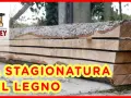 Tavole di legno grezzo impilate, pronte per la stagionatura naturale. Il processo lento che rende il legno perfetto.