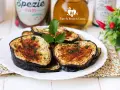Fette di melanzane in friggitrice ad aria, dorate e profumate, pronte per essere gustate.