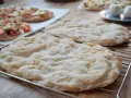 Pyszna, lekko przypieczona pinsa z czymś pysznym na wierzchu, gotowa do podania.