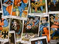 Karty tarota, w tym cesarzowa karta dnia, tworzą mistyczną układankę. Widoczne postacie i symbole zapraszają do refleksji.