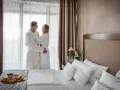 Para spędza romantyczny poranek w szlafrokach, delektując się śniadaniem. Idealny spa nad morzem dla dwojga.