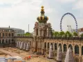 Zamek Zwinger w Dreźnie, z widoczną w tle diabelskim młynem. Czy Drezno jest bezpieczne? Tak, to piękne miasto.