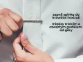 Mężczyzna zapina spinkę do krawata i koszuli między trzecim a czwartym guzikiem od góry. Elegancki dodatek, który podkreśla styl.