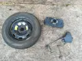 Koło zapasowe Peugeot 307 SW, mechanizm podnośnika i osłona. Dowiedz się, jak wyjąć koło zapasowe.