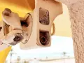 Mécanisme d'un store banne, montrant un boulon et des pièces usées. Idéal pour comprendre comment régler un store banne.